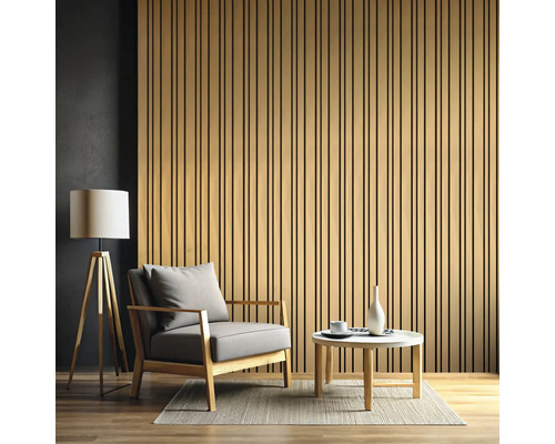 Salon avec panneaux acoustiques au mur, fauteuil, table d''appoint et lampadaire.