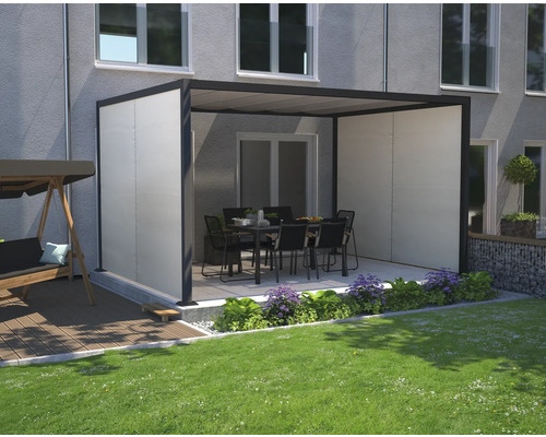 Terrasse couverte avec mobilier de jardin et balançoire