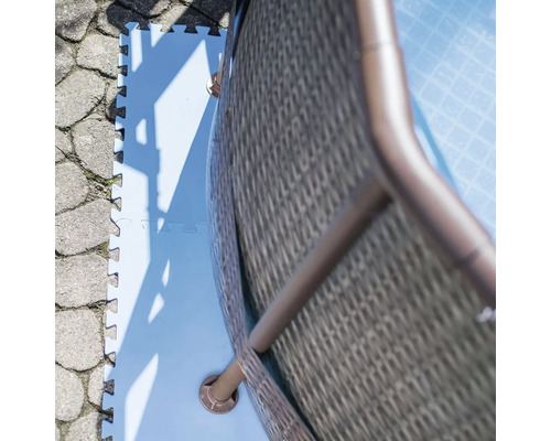 Vue détaillée d''une piscine avec tapis de protection