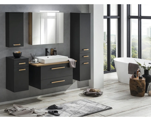 Badezimmer mit Waschtisch, Spiegelschrank und Hochschrank in modernem Design