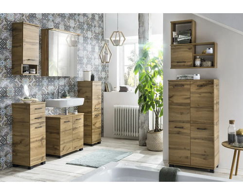 Salle de bains lumineuse avec meubles en bois et mur à motifs floraux