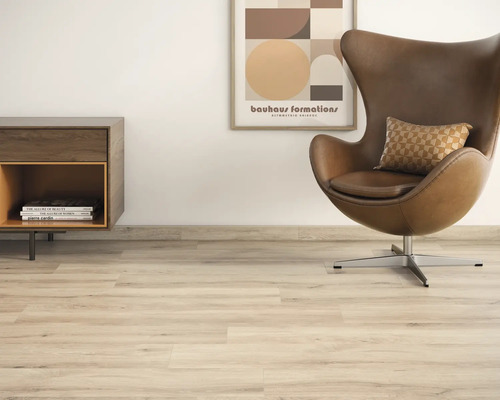 Scène avec sol stratifié, fauteuil et table d''appoint pour un intérieur moderne.