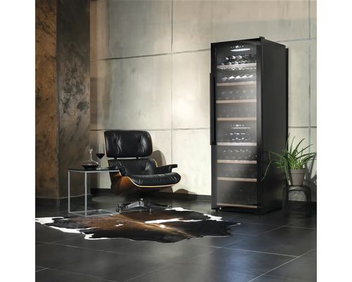 Weinlagerschrank in einem stilvollen Wohnzimmer mit Sessel und Dekanter