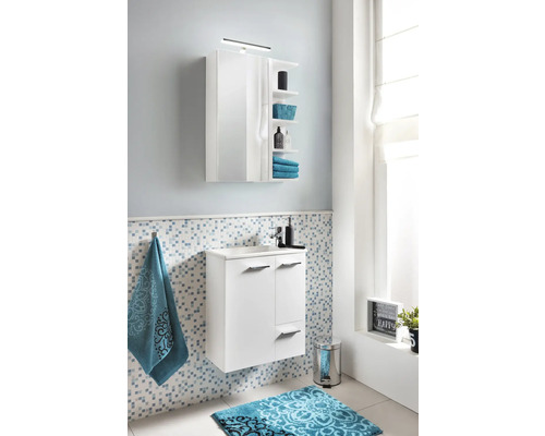 Modernes Badezimmer mit weissem Waschtischunterschrank, Spiegelschrank und blau gemusterter Badematte