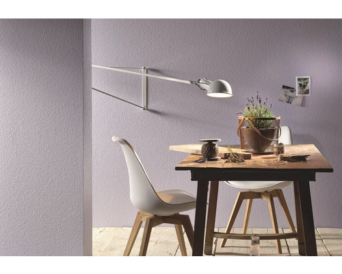 Wohnraum mit Esstisch, Stühlen und Wandleuchte