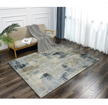 Salon avec canapé et tapis abstrait sur parquet