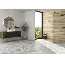 Salle de bain moderne avec lavabo, miroir, douche et carrelage