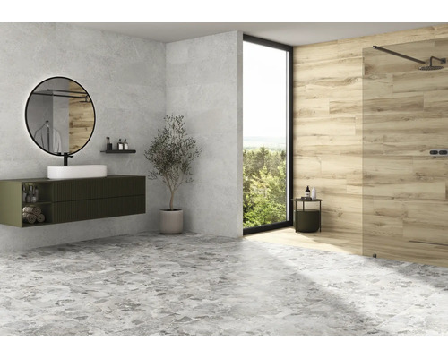 Salle de bain moderne avec lavabo, miroir, douche et carrelage