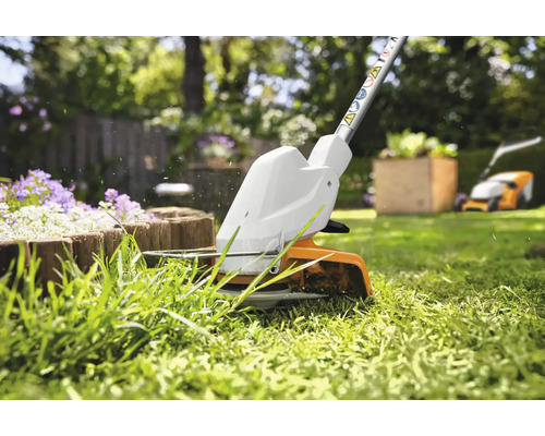 Coupe-bordures en action pour tailler l''herbe