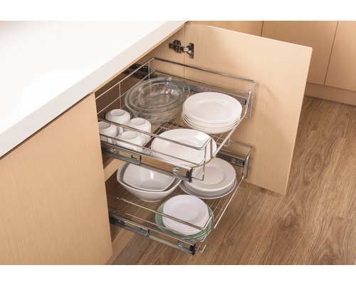 Küchenschrank mit ausziehbaren Drahtkörben zur Aufbewahrung von Geschirr