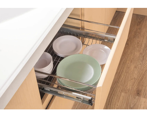 Auszug mit Tellern und Schüsseln in einem Küchenschrank.