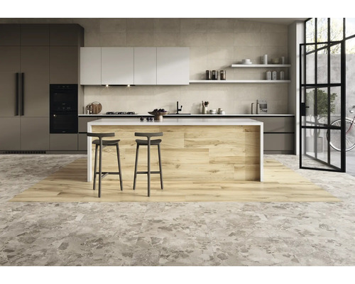 Moderne Küche mit Kücheninsel, Stühlen und verschiedenen Küchenutensilien.