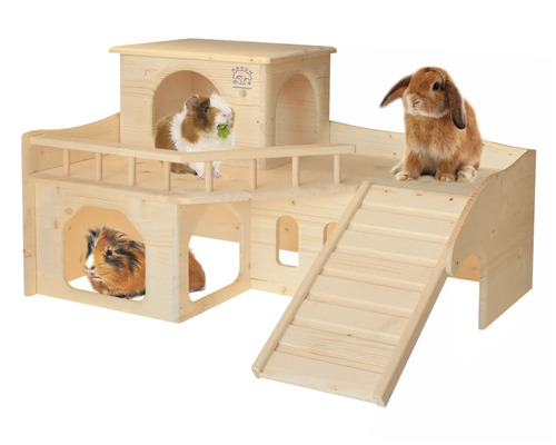Holzhaus für Kleintiere mit Rampe und mehreren Ebenen, bewohnt von Meerschweinchen und einem Kaninchen