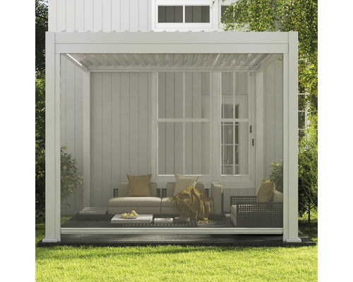 Pergola avec mobilier et protection contre les insectes dans le jardin.