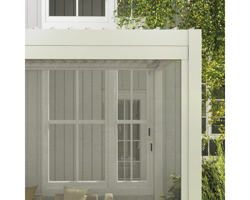 Gros plan d''une pergola avec moustiquaire devant une maison