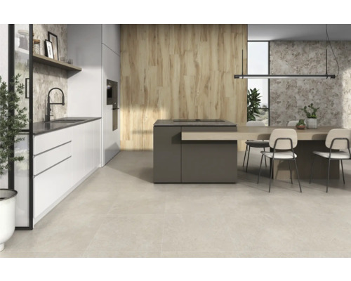 Heller Küchenraum mit Küchenzeile, Kochinsel und Esstisch