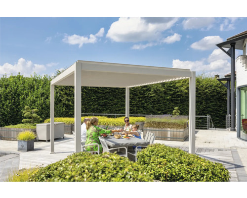 Famille assise sous une pergola de terrasse dans le jardin.