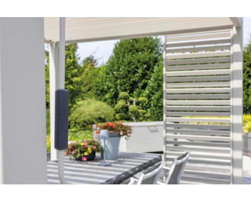 Terrasse avec pergola et paroi à lamelles comme écran d''intimité