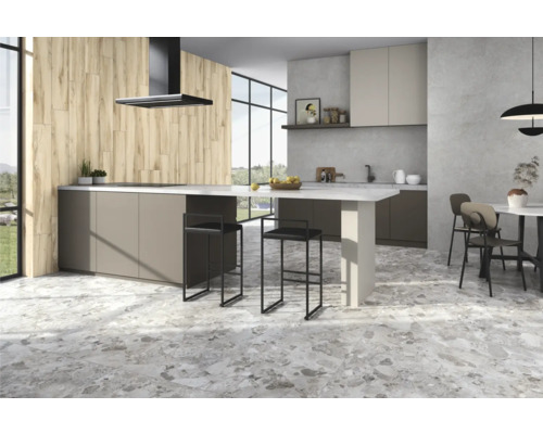 Cuisine moderne et lumineuse avec panneaux muraux en bois, îlot de cuisine, tabourets de bar et sol carrelé.