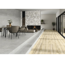 Salon avec coin repas, cheminée et parquet en bois