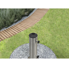 Gartenszene mit Rasen, Gehwegplatten und einem Sonnenschirmständer aus Granit und Metall.