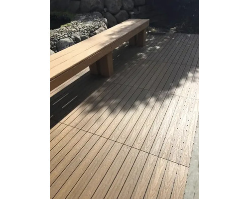 Scène de jardin avec banc en bois et dalles de terrasse