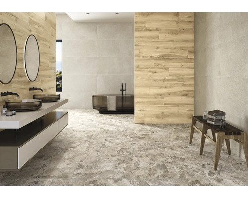 Modernes Badezimmer mit Waschtisch, Spiegeln, Badewanne und Bodenfliesen in Marmoroptik.