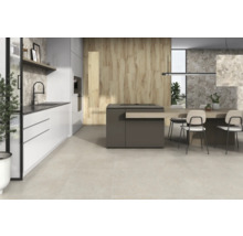 Helle Küche mit Kücheninsel und Essbereich