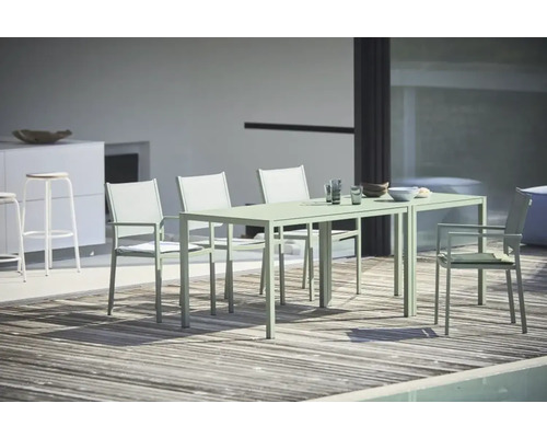 Espace extérieur avec table de jardin et chaises en aluminium