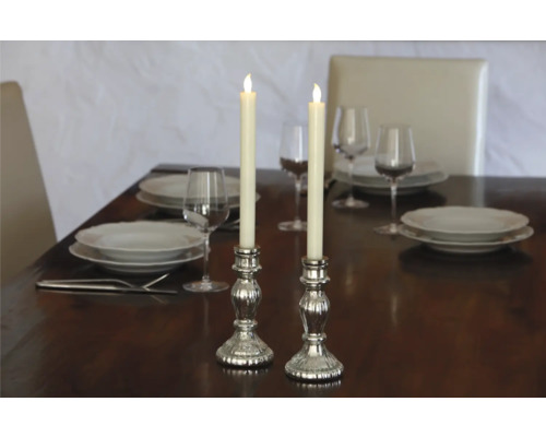 Table à manger dressée avec deux chandeliers à LED