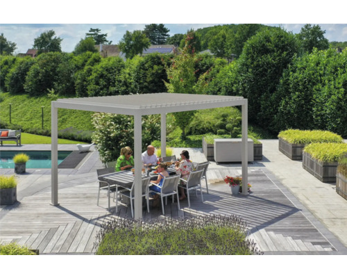 Famille dîne sous une pergola en aluminium dans le jardin avec piscine