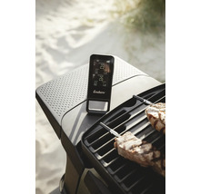 Enders Logo auf einem Grillthermometer neben einem Grill mit Fleisch.