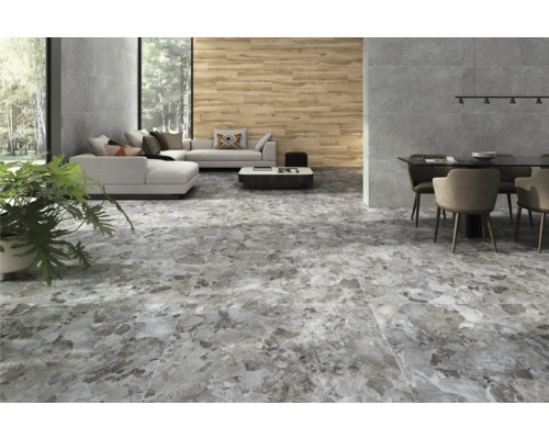Wohnraum mit hellgrauem Bodenbelag in Steinoptik, Sofa und Esstisch