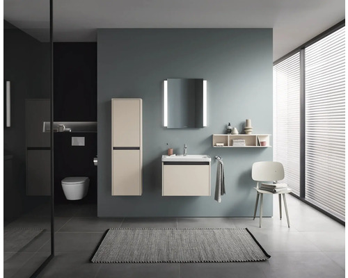 Badezimmer mit Waschtisch, Spiegelschrank, Hochschrank, Regal und Toilette in hellem Design