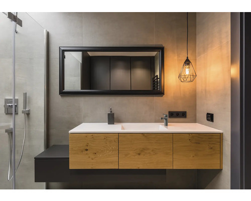 Salle de bains moderne avec meuble-lavabo, miroir et éclairage