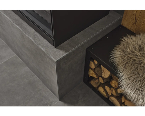 Gros plan d''une cheminée avec rangement pour le bois