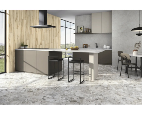 Cuisine moderne et lumineuse avec îlot de cuisine, tabourets de bar, table à manger et carrelage au sol aspect pierre