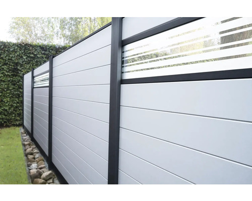 Clôture de jardin avec éléments en verre et panneaux horizontaux