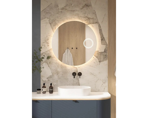 Salle de bains moderne avec miroir rond, lavabo et robinetterie