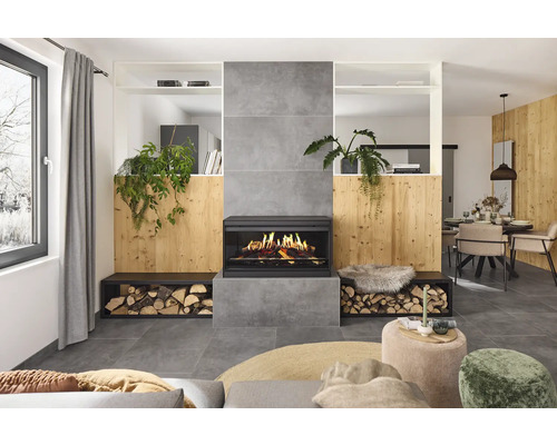 Salon avec cheminée, rangement de bois et décoration