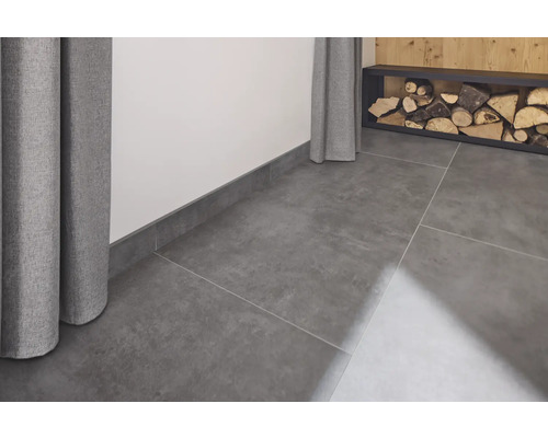 Intérieur moderne avec carrelage gris, plinthes et étagère de rangement en bois