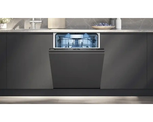 Lave-vaisselle ouvert dans une kitchenette