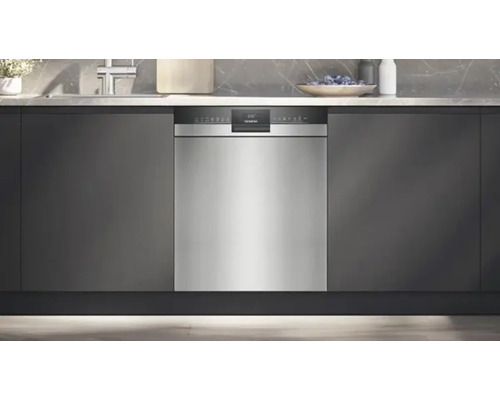 Lave-vaisselle dans une cuisine moderne avec des armoires grises et un plan de travail.