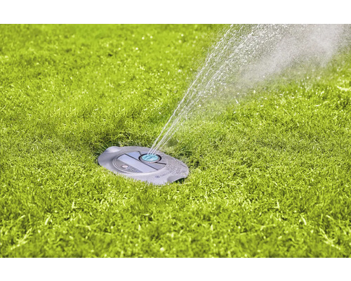 Arroseur de gazon en fonctionnement sur une pelouse