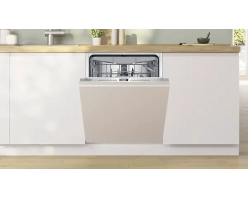 Einbaugeschirrspüler in einer Küchenzeile mit geöffneter Tür.