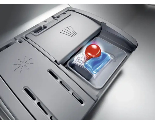 Pastille pour lave-vaisselle dans le compartiment à détergent