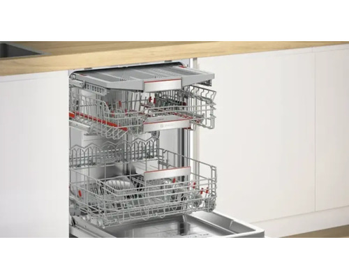 Lave-vaisselle ouvert avec plusieurs paniers à vaisselle