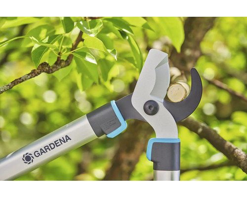 Gardena Logo. Astschere beim Schneiden eines Astes.