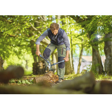 Homme coupant du bois avec une ébrancheuse à l''extérieur