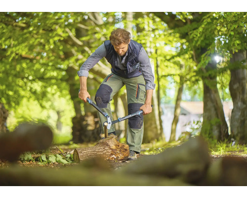 Homme coupant du bois avec une ébrancheuse à l''extérieur